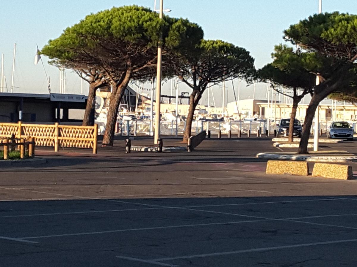 Hotel Restaurant Calypso, à 10 m de la plage Fos-sur-Mer Exterior foto